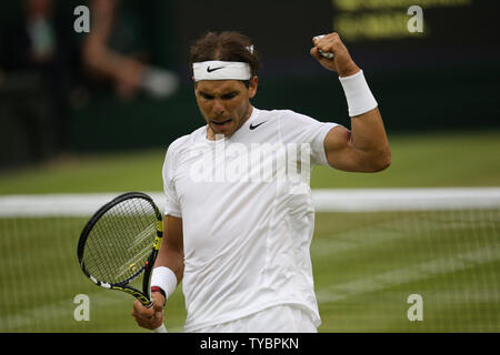 L'Espagne célèbre Rafa Nadal dans son match contre Mikhail Kukushkin sur la sixième journée des championnats de Wimbledon 2014 à Londres le 28 juin 2014.Nadal a remporté le match 6-7, 6-1, 6-1, 6-1. UPI/Hugo Philpott Banque D'Images