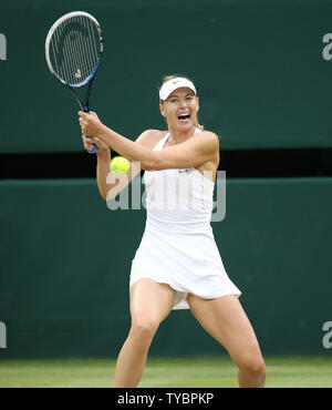 Maria Sharapova la Russie renvoie la balle dans son match contre l'Américain Alison Riske sur la sixième journée des championnats de Wimbledon 2014 à Londres le 28 juin 2014.Nadal a remporté le match 6-3, 6-0. UPI/Hugo Philpott Banque D'Images