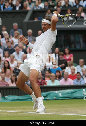 L'Espagne célèbre Rafa Nadal dans son match contre Mikhail Kukushkin sur la sixième journée des championnats de Wimbledon 2014 à Londres le 28 juin 2014.Nadal a remporté le match 6-7, 6-1, 6-1, 6-1. UPI/Hugo Philpott Banque D'Images