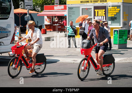 Berlin, Allemagne - Juin 2019 : les touristes équitation vélo électrique vélos partage, saut par UBER sur rue à Berlin, Allemagne Banque D'Images