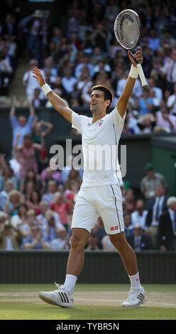 Le Serbe Novak Djokovic célèbre après avoir remporté le trophée de Wimbledon après avoir battu Roger Federer suisse à la finale chez les hommes de la 2014 de Wimbledon à Londres le 06 juillet, 2014. Djokovic a remporté le match 6-7, 6-4, 7-6, 5-7, 6-4. UPI/Hugo Philpott Banque D'Images