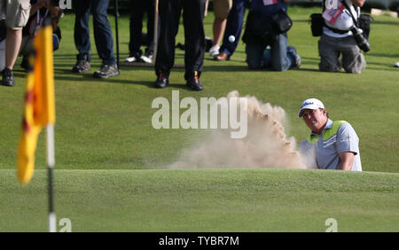 American Jason Dufner hits out du bunker sur le 15ème green le premier jour de l'Open de Golf 2014 championnats en Hoylake le 17 juillet 2014. UPI/Hugo Philpott Banque D'Images