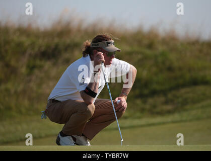 L'Espagne, Miguel Angel Jimenez s'aligne un putt sur le 14e vert sur le premier jour de l'Open de Golf 2014 championnats en Hoylake le 17 juillet 2014. UPI/Hugo Philpott Banque D'Images