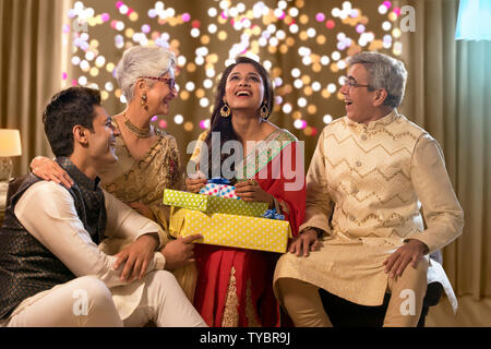 Family et rire avec des cadeaux à l'occasion de Diwali Banque D'Images