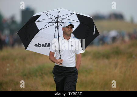 Sergio Garcia l'Espagne se promène avec son parapluie sur le 6ème trou sur le troisième jour de l'Open de Golf 2014 championnats en Hoylake le 19 juillet 2014. UPI/Hugo Philpott Banque D'Images