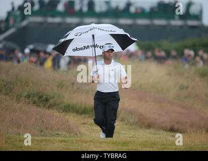 Sergio Garcia l'Espagne gère avec son parapluie sur le 6ème trou sur le troisième jour de l'Open de Golf 2014 championnats en Hoylake le 19 juillet 2014. UPI/Hugo Philpott Banque D'Images