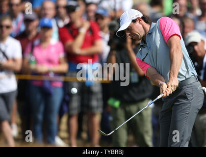 L'Irlande du Nord Rory Mcllroy hits out de la rough sur le 6e vert sur la quatrième journée à l'Open de Golf 2014 championnats en Hoylake le 20 juillet 2014. Mcllroy remporté par deux traits d'American Rickie Fowler et Sergio Garcia de l'Espagne avec un score de 17 en vertu de l'al. UPI/Hugo Philpott Banque D'Images