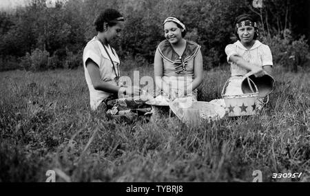 Photo de filles indiennes Chippewa à Grand Portage Réserver ; Portée et contenu : sous-titre original : filles indiennes Chippewa à Grand Portage des réserves. Banque D'Images