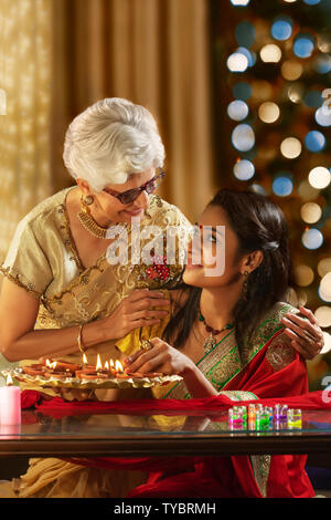 Fille, décorer la maison avec belle-mère à l'occasion de Diwali Banque D'Images