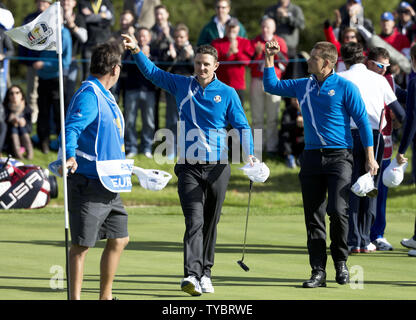 Europe's Justin Rose Henrik Stenson et célébrer la victoire sur USA's Bubba Watson et Webb Simpson le matin fourball correspondent sur le premier jour de la Ryder Cup 2014 à Gleneagles, Ecosse, le 26 septembre 2014. UPI/Hugo Philpott Banque D'Images