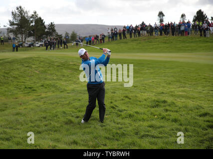 Europe's Lee Westwood hits out de la rough pendant leur après-midi quatuors match contre USA's Matt Kuchar et Jim Furyk sur le premier jour de la Ryder Cup 2014 à Gleneagles, Ecosse, le 26 septembre 2014. UPI/Hugo Philpott Banque D'Images