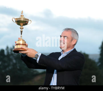 Le capitaine de l'équipe européenne Paul Mcginley détient la Ryder Cup après avoir battu les États-Unis par seize points et demi à onze points et demi sur la dernière journée de la Ryder Cup 2014 à Gleneagles, Ecosse, le 28 septembre 2014. UPI/Hugo Philpott Banque D'Images