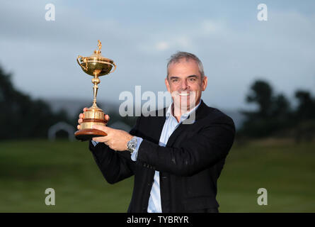 Le capitaine de l'équipe européenne Paul Mcginley détient la Ryder Cup après avoir battu les États-Unis par seize points et demi à onze points et demi sur la dernière journée de la Ryder Cup 2014 à Gleneagles, Ecosse, le 28 septembre 2014. UPI/Hugo Philpott Banque D'Images