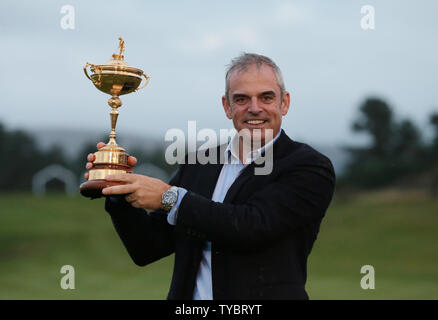 Le capitaine de l'équipe européenne Paul Mcginley détient la Ryder Cup après avoir battu les États-Unis par seize points et demi à onze points et demi sur la dernière journée de la Ryder Cup 2014 à Gleneagles, Ecosse, le 28 septembre 2014. UPI/Hugo Philpott Banque D'Images