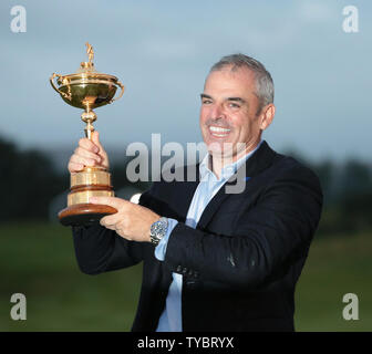 Le capitaine de l'équipe européenne Paul Mcginley détient la Ryder Cup après avoir battu les États-Unis par seize points et demi à onze points et demi sur la dernière journée de la Ryder Cup 2014 à Gleneagles, Ecosse, le 28 septembre 2014. UPI/Hugo Philpott Banque D'Images