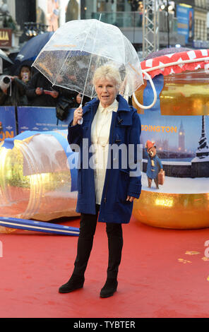 Actrice anglaise Julie Walters assiste à la première mondiale de "Paddington" à l'Odeon Leicester Square à Londres le 23 novembre 2014. UPI/Paul Treadway Banque D'Images