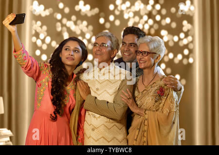 La famille indienne en tenant ou selfies photographie auto à domicile le festival du Diwali Banque D'Images