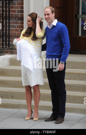 Catherine, duchesse de Cambridge et William duc de Cambridge quitter l'aile Lindo de l'Hôpital St Mary avec leur fille nouveau-né à Londres, le 2 mai 2015. Photo par Paul Treadway/UPI Banque D'Images