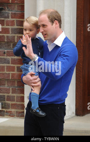 Catherine, duchesse de Cambridge et William duc de Cambridge quitter l'aile Lindo de l'Hôpital St Mary avec leur fille nouveau-né à Londres, le 2 mai 2015. Photo par Paul Treadway/UPI Banque D'Images