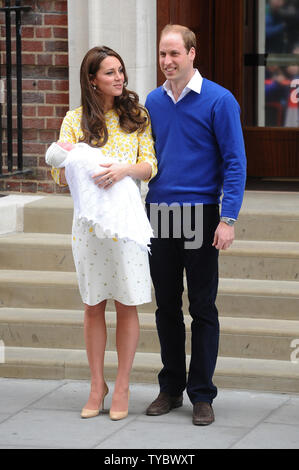 Catherine, duchesse de Cambridge et William duc de Cambridge quitter l'aile Lindo de l'Hôpital St Mary avec leur fille nouveau-né à Londres, le 2 mai 2015. Photo par Paul Treadway/UPI Banque D'Images