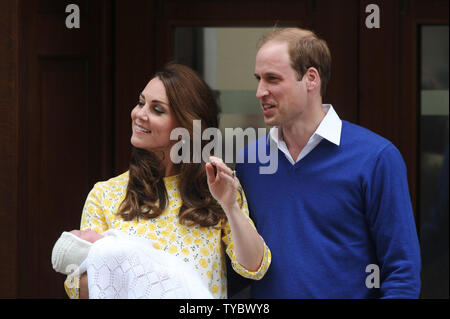 Catherine, duchesse de Cambridge et William duc de Cambridge quitter l'aile Lindo de l'Hôpital St Mary avec leur fille nouveau-né à Londres, le 2 mai 2015. Photo par Paul Treadway/UPI Banque D'Images