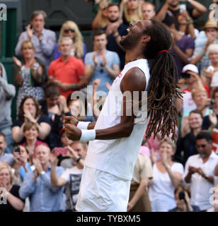 L'Allemagne Dustin Brown célèbre après avoir battu Rafael Nadal l'Espagne sur le quatrième jour de la 2015 de Wimbledon, à Londres le 02 juillet, 2015. Brown a remporté le match 7-5, 3-6, 6-4, 6-4. Photo par Hugo Philpott/UPI. Banque D'Images