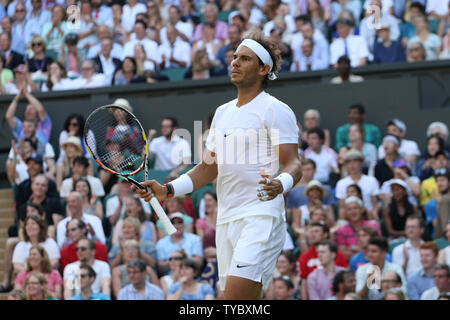 Rafael Nadal l'Espagne réagit pendant son match contre Dustin Brown sur le quatrième jour de la 2015 de Wimbledon, à Londres le 02 juillet, 2015. Brown a remporté le match 7-5, 3-6, 6-4, 6-4. Photo par Hugo Philpott/UPI. Banque D'Images