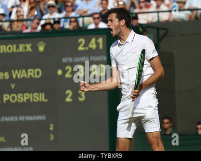 La société britannique James Ward réagit dans son match contre Vasek Pospisil du Canada sur la sixième journée des championnats de Wimbledon 2015, Londres le 04 juillet 2015.Pospisil a remporté le match 6-4, 3-6, 2-6, 6-3, 8-6. Photo par Hugo Philpott/UPI. Banque D'Images