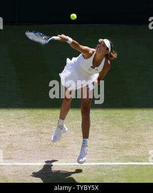 L'Espagne Garbine Muguruza sert la balle dans la demi-finale du match contre la Pologne Agnieszka Radwanska au 2015 de Wimbledon, à Londres le 09 juillet, 2015.Muguruza a remporté le match 6-2, 3-6, 6-3. Photo par Hugo Philpott/UPI. Banque D'Images