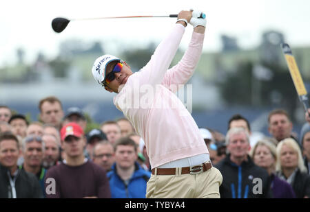 Le Japon Hideki Matsuyama tees off sur le 2ème tee sur le premier jour de la 144e Open Championship, St.Andrews, en Écosse, le 16 juillet 2015. Photo par Hugo Philpott/UPI Banque D'Images