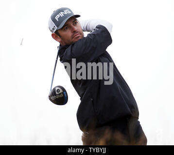 L'Afrique du Sud, Louis Oosthuizen tees off sur le 6e trou lors de la ronde finale à la 144e Open Championship, St.Andrews le 20 juillet 2015. Photo par Hugo Philpott/UPI Banque D'Images