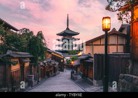 Tour de temple Yasaka également connu sous le nom de Hokan-ji ou la Pagode Yasaka est un des endroits les plus visités de Kyoto, au Japon. 46 mètres de hauteur avec pagode, gracieux Banque D'Images