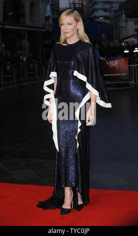 L'actrice australienne Cate Blanchett assiste à un examen préalable pour les 'Carol' lors de la 59e BFI London Film Festival à l'Odeon Leicester Square à Londres le 14 octobre 2015. Photo par Paul Treadway/ UPI Banque D'Images