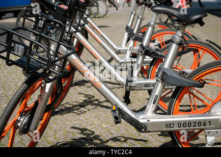 Berlin, Allemagne - Juin 2019 : Mobike des vélos sur le trottoir à Berlin. Mobike est une société de partage de vélos à partir de Beijing, Chine Banque D'Images