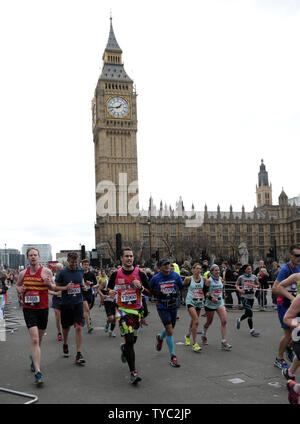 Fun porteur col Big Ben qu'ils prennent part à la 35e vierge 2016 Marathon de Londres à Londres le 24 avril 2016. Photo par Hugo Philpott/UPI. Banque D'Images