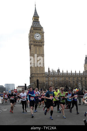 Fun porteur col Big Ben qu'ils prennent part à la 35e vierge 2016 Marathon de Londres à Londres le 24 avril 2016. Photo par Hugo Philpott/UPI. Banque D'Images