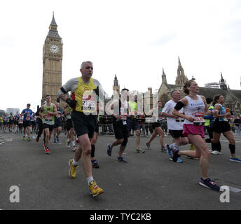 Fun porteur col Big Ben qu'ils prennent part à la 35e vierge 2016 Marathon de Londres à Londres le 24 avril 2016. Photo par Hugo Philpott/UPI. Banque D'Images