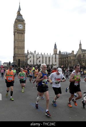 Fun porteur col Big Ben qu'ils prennent part à la 35e vierge 2016 Marathon de Londres à Londres le 24 avril 2016. Photo par Hugo Philpott/UPI. Banque D'Images