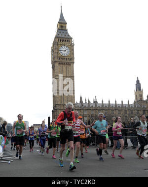 Fun porteur col Big Ben qu'ils prennent part à la 35e vierge 2016 Marathon de Londres à Londres le 24 avril 2016. Photo par Hugo Philpott/UPI. Banque D'Images