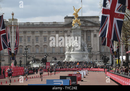 Fun porteur entrez dans le centre commercial dans la dernière ligne droite du 35ème Marathon de Londres Virgin 2016 à Londres le 24 avril 2016. Photo par Hugo Philpott/UPI. Banque D'Images