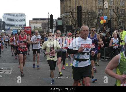 Fun porteur col Big Ben qu'ils prennent part à la 35e vierge 2016 Marathon de Londres à Londres le 24 avril 2016. Photo par Hugo Philpott/UPI. Banque D'Images