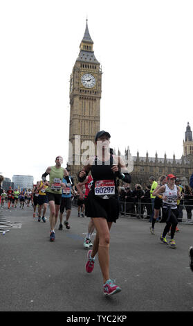 Fun porteur col Big Ben qu'ils prennent part à la 35e vierge 2016 Marathon de Londres à Londres le 24 avril 2016. Photo par Hugo Philpott/UPI. Banque D'Images