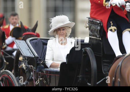 Camilla, Duchesse de Cornouailles voyages dans un état ouvert transport au cours de l'assemblée 'Parade la couleur' cette année pour célébrer le 90e anniversaire de la reine au centre commercial à Londres le 11 juin 2016. La cérémonie est la Reine Elizabeth 11 défilé anniversaire annuelle et remonte à l'époque du roi Charles 11. Photo par Hugo Philpott/UPI Banque D'Images