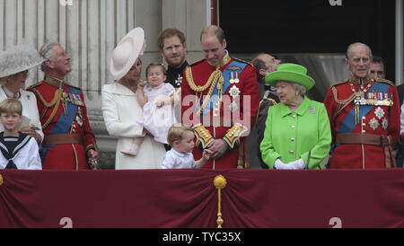 Catherine, duchesse de Cambridge,Princess Charlotte,Prince George, Prince Harry William, duc de Cambridge, Sa Majesté la Reine,Duc d'Édimbourg regarder le défilé depuis le balcon du palais de Buckingham lors de l'assemblée 'Parade la couleur' pour célébrer le 90e anniversaire de la reine au centre commercial à Londres le 11 juin 2016. La cérémonie est la Reine Elizabeth 11 défilé anniversaire annuelle et remonte à l'époque du roi Charles 11. Photo par Hugo Philpott/UPI Banque D'Images