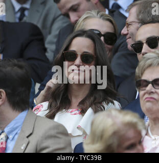 Pippa Middleton montres le match entre le Serbe Novak Djokovic et le Britannique James Ward le premier jour de la 2016 de Wimbledon à Wimbledon, Londres, le 27 juin 2016. Photo par Hugo Philpott/UPI Banque D'Images