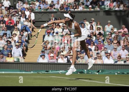 L'Espagne Garbine Muguruza sert la balle dans son match contre l'Italie Camila Giorgi le premier jour de la 2016 de Wimbledon à Wimbledon, Londres, le 27 juin 2016. Photo par Hugo Philpott/UPI Banque D'Images