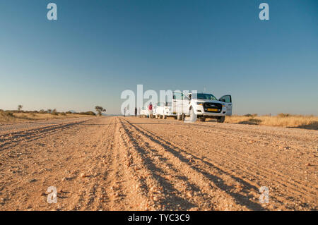 Jeep et Land Rover safari voyageant sur un chemin de terre, la Namibie Banque D'Images