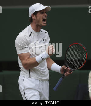 Andy Murray la Grande-Bretagne réagit à la mens Wimbledon match final contre le Canada's Milos Raonic au Wimbledon Wimbledon en 2016, à Londres le 10 juillet 2016. Photo par Hugo Philpott/UPI Banque D'Images