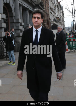 L'ancien leader du parti travailliste Ed Miliband promenades seul vers le bas en Whitehall Westminster après une attaque terroriste d'hier sur le pont de Westminster et les chambres du Parlement où quatre personnes sont décédées et 40 personnes blessées à Londres le 23 mars 2017. Photo par Hugo Philpott/UPI Banque D'Images