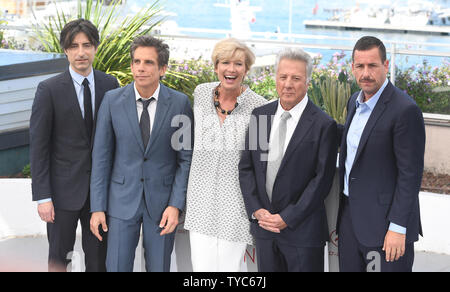 L'actrice britannique Emma Thompson, acteurs américains Ben Stiller, Dustin Hoffman Adam Sandler et directeur Noah Baumbach assister à un appel de l'Meyorowitz photo histoires pendant le 70e Festival du Film de Cannes le 21 mai 2017. Photo par Rune Hellestad/ UPI Banque D'Images